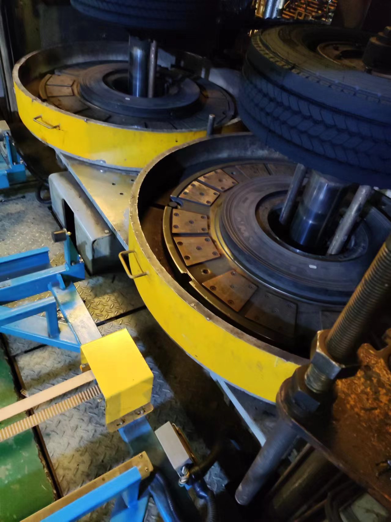 干冰清洗機(jī)可以用于清洗各種行業(yè)的模具 